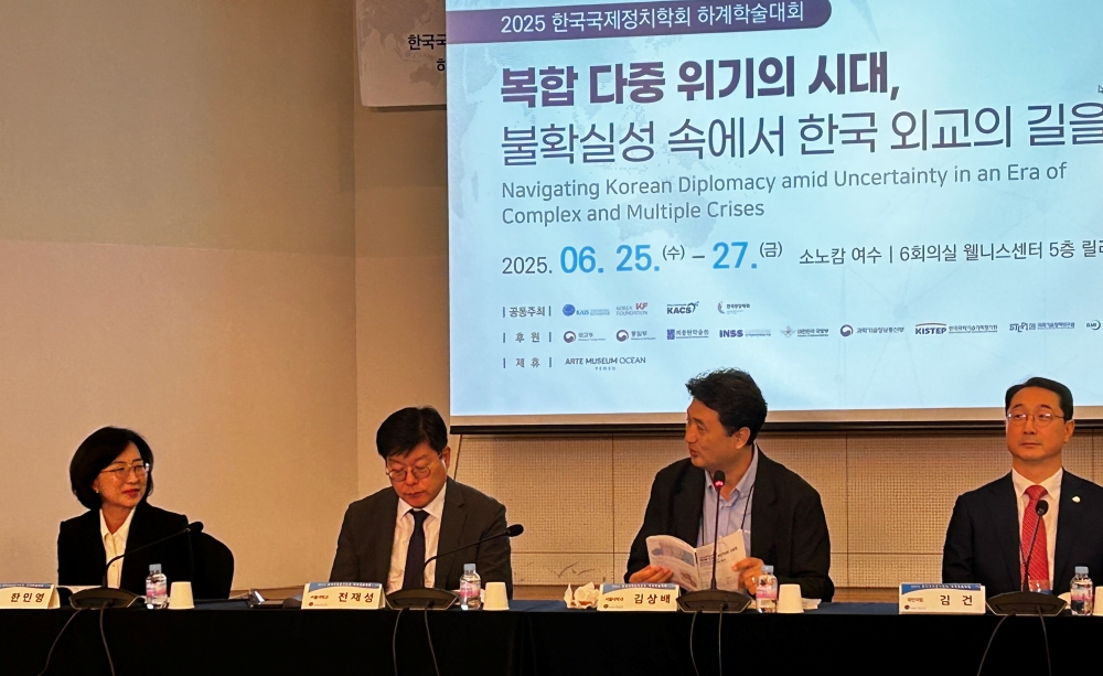 글로벌 패권 경쟁 시대에 국익 중심의 신흥·첨단기술 외교의 길을 모색하다 https://www.mofa.go.kr/www/brd/m_4080/view.do?seq=376184 @관련 보도자료 바로가기     외교부 기후환경과학외교국은 한국국제정치학회와 공동으로 이재명 대통령의 외교안보 공약 중 하나인 신흥·첨단기술 분야 중심의 과학기술외교 강화 방안을 논의하는 세션들을 개최하였다.      6.26.(목) 여수에서 개최된 한국국제정치학회 하계 학술대회에서 과학기술외교를 주제로 AI, 우주, 과학기술외교 등 총 3개의 세션이 개최되었고, 외교부는 학계, 기업 등에서 온 참석자들과 함께 AI 및 우주 분야의 최신 외교·안보 이슈와 주요국 동향 및 우리 과학기술외교가 나아가야 할 방향에 대해 의견을 나누었다.    ※ 세션별 주제 : (AI) 인공지능을 둘러싼 외교안보 이슈와 나아갈 방향 (우주) 우주 강국의 우주 외교와 우리나라 우주외교의 방향 (과학기술외교) 우리나라 과학기술외교의 나아갈 방향      한민영 기후환경과학외교국장은 과학기술외교 세션에 패널로 참석하여 신흥·첨단기술 확보를 위한 국가 간 경쟁이 격화되는 가운데 양·다자 외교 현장에서 신흥·첨단기술이 핵심 외교 의제가 되고 있음을 강조했다. 이어 최근 과학기술외교 환경의 특징과 과학기술 국제 규범의 형성 과정에서 우리의 리더십을 제고하기 위한 노력을 소개했다.      신동민 국제인공지능외교과장은 AI 세션에 패널로 참석하여 올해 개최되는 아시아·태평양경제협력체(APEC) 정상회의를 비롯한 다양한 계기를 통해 우리나라의 AI 외교 역량을 발휘할 것이라고 소개했다. 이준희 국제과학기술규범과장은 우주 세션에 패널로 참석하여 최근 개최한 제4차 한미 민간우주대화 성과를 토대로 신정부의 한미 우주협력 강화 방안을 소개하였다.      이번 학술대회는 학계 등 다양한 이해관계자들과의 소통을 강화하여 실용적인 과학기술외교 추진을 위한 지지 기반을 확대한 것으로 평가된다. 외교부는 이를 바탕으로 글로벌 책임강국으로서 국익을 극대화할 수 있는 과학기술외교를 더욱 강화해 나갈 예정이다.    붙임: 행사사진. 끝.